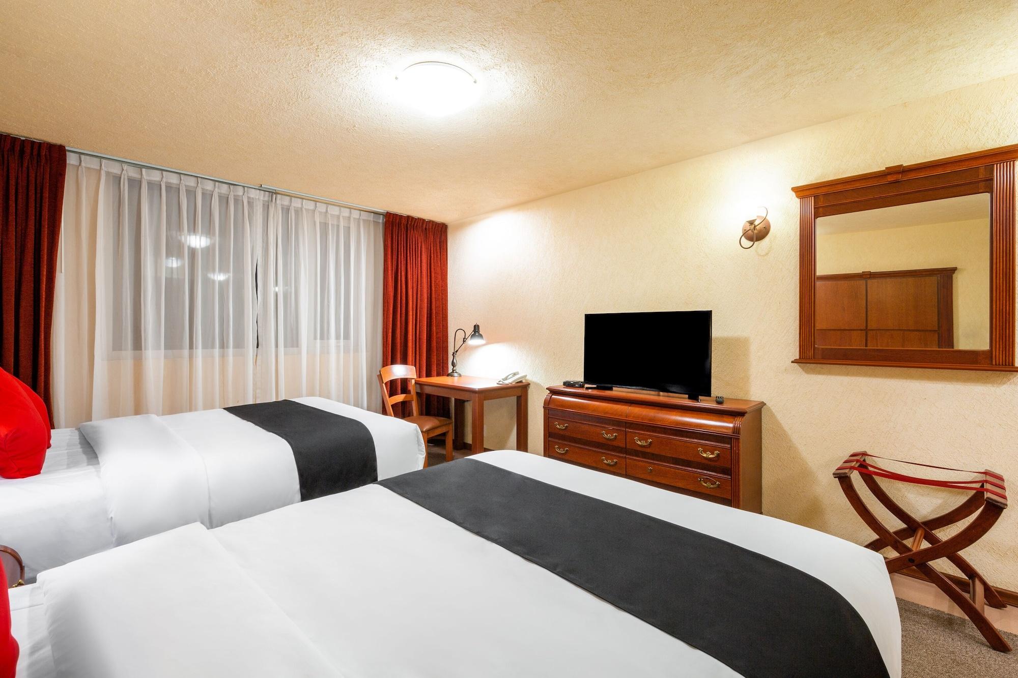 Howard Johnson By Wyndham Toluca Exterior photo