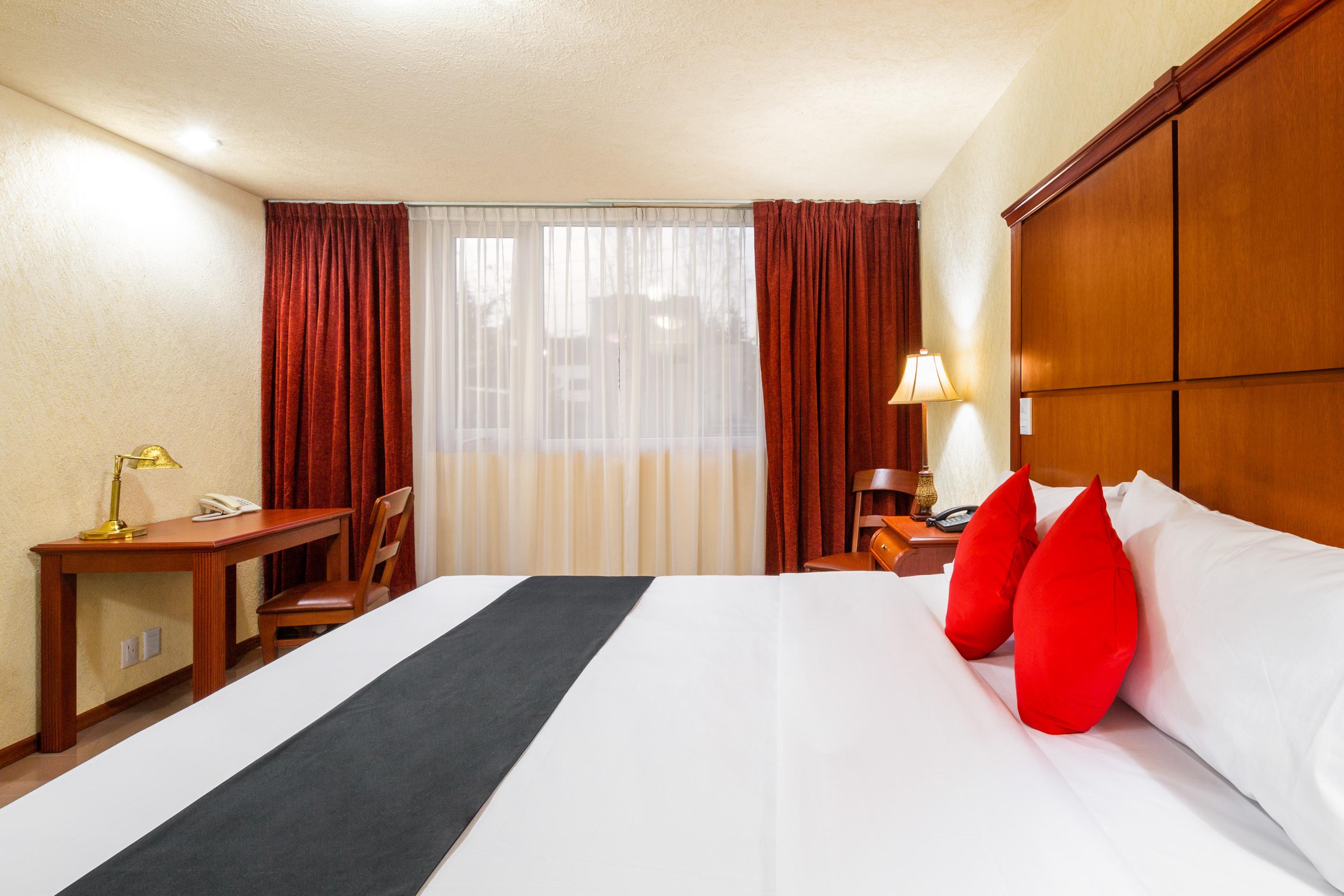 Howard Johnson By Wyndham Toluca Exterior photo